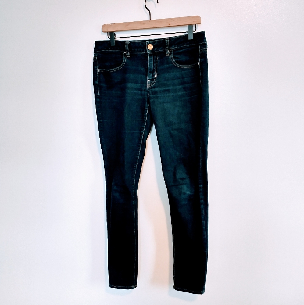 American eagle dark blue jeggings, 6 regular. Mild stretching at the crotch
